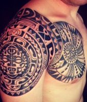 tribal wzór na ramię dla faceta