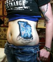 sarenka tatuaż na brzuchu dla kobiety