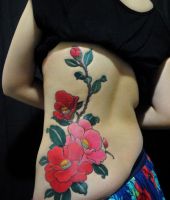 czerwone kwiaty tatuaże na plecach