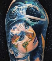 twarz kobiety i kosmos tatuaż