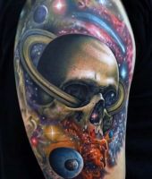 czaszka i kosmos tatuaż