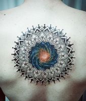 mandala kosmos tatuaż na plecach