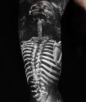 szkielet tatuaż na ręce