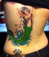 syrena kobieta tatuaż na plecach