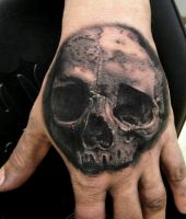 czaszka ludzka na dłoni