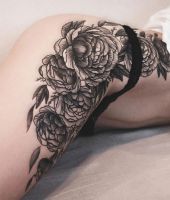 kwiaty tatuaże na biodrze da kobiety