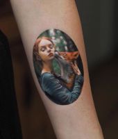 kobieta z lisem - portret tatuaż