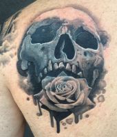 czaszka z różą w zębach