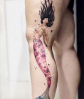 syrena kobieta tatuaż na nodze