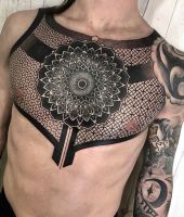 mandala wzór tatuażu na klatce
