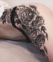 kwiaty na kobiecym biodrze