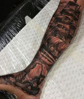 duży statek tatuaż na nodze