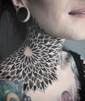 mandala na szyi tatuaż