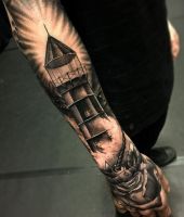 latarnia morska tatuaż na ręce