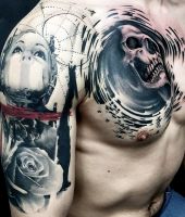 czaszka i głowa bez ust tatuaż na ramieniu