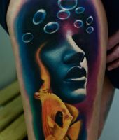 żółta ryba i twarz - tatuaż