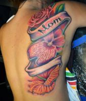"mom" napis i kwiaty