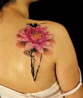 różowy kwiatek tatuaż na łopatce dla kobiet