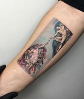 stworzenie adama obraz wytatuowany na ręce