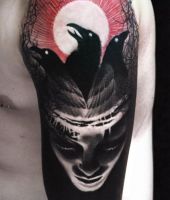 kruki tatuaże na głowie