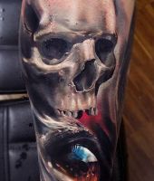 czaszka a pod nią oko - tatuaże realistyczne