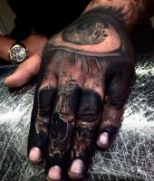 oko nad czaszką - tatuaże na dłoni