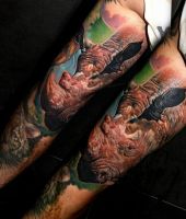 nosorożec tatuaaż na nodze