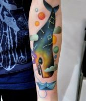 wieloryb tatuaż abstrakcyjny na ręce