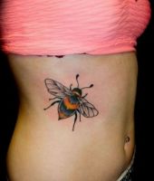 pszczoła pod żebrami tatuaże dla kobiet