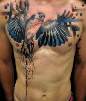 tatuaż ptak na klatkę piersiową