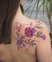 kwiaty tatuaże na łopatce