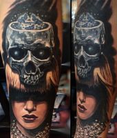 kobieta i otwarta czaszka tatuaże