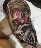 indiański tatuaż na udzie z wilkiem