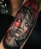 kobieta z katedrą na głowie