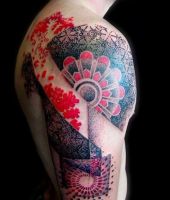symbole typu mandala tatuaże na ramieniu