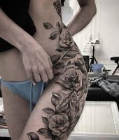 róże tatuaże na biodrze kobiety
