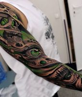 tatuaże zielone | czaszka na ramieniu