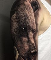 głowa niedźwiedzia tatuaż na ramieniu