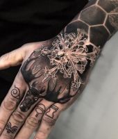 płatek śniegu i łoś tatuaże na ręce