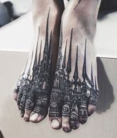 budowle tatuaże na stopach