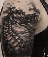 koń morski tatuaż na ramieniu