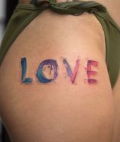 LOVE tatuaż na biodrze
