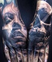 twarz i czaszka tatuaże na dłoniach