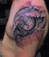 kompas 3d tatuaż na ramieniu