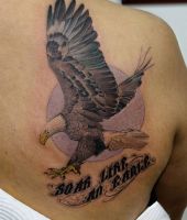 tatuaż z orłem na łopatce
