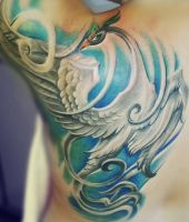 piękny biały ptak tatuaż na plecach