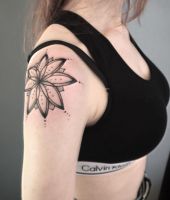 kwiatek na ramieniu dla kobiety