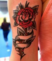 czerwona róża tatuaż na ręce kobiety