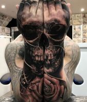 czaszka i róza tatuaże na rękach