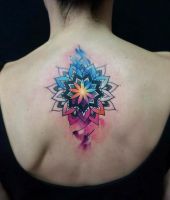 kolorowe tatuaże wzory na plecach dla kobiety